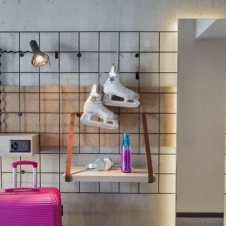 Moxy 3*