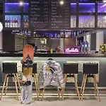 Moxy 3*